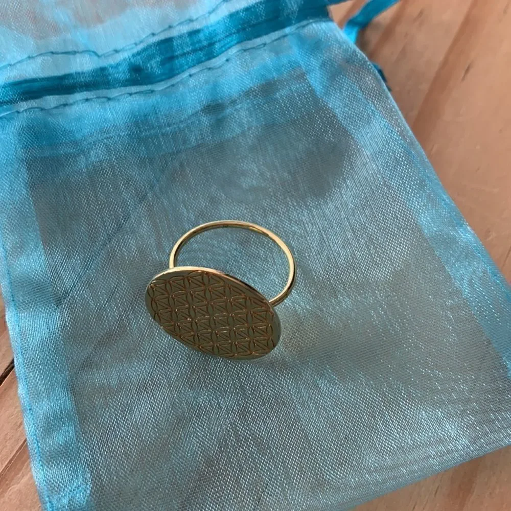 Pretty gold round shape ring